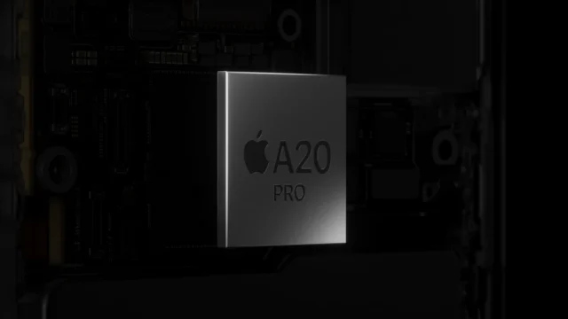 Čip Apple A20 Pro v pouzdře nad základovou deskou iPhonu