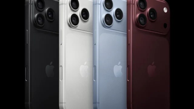 iPhone 18 Pro ve čtyřech barvách, pohled na zadní stranu s fotoaparáty iPhone 18 Pro ve čtyřech barvách, pohled na zadní stranu s fotoaparáty