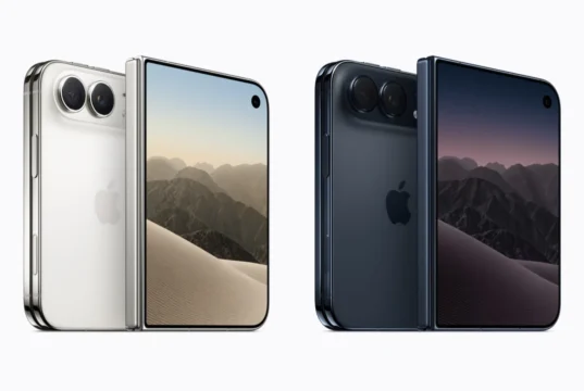 Skládací iPhone Duo: nově objednaný kus Apple doručí až v lednu iPhone Duo v obou barvách, nebesky bílé a soumračně modré