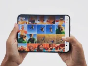iPhone Duo představen: skládací iPhone od 54 990 Kč iPhone Duo rozložený v rukou s otevřenou knihovnou fotek