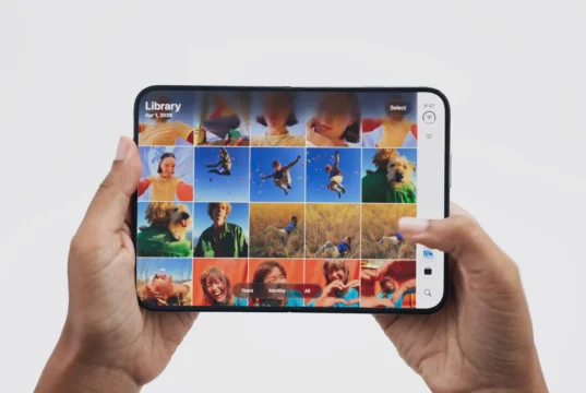 iPhone Duo je vyprodaný i v Česku: Apple odhaduje dodání na 25. ledna iPhone Duo rozložený v rukou s otevřenou knihovnou fotek