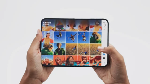 iPhone Duo rozložený v rukou s otevřenou knihovnou fotek