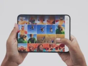 Některým iPhonům Duo praská displej u pantu: příčinu hledá iFixit iPhone Duo, první skládací iPhone, záběr z keynote Apple