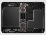 iPhone Duo: detaily, které na keynote nezazněly Rentgenový pohled do iPhonu Duo se dvěma bateriemi a kloubem uprostřed