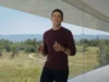 Tim Cook říká, že se do Ternusova řízení Applu nevměšuje John Ternus v areálu Apple Parku během keynote
