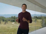 Tim Cook říká, že se do Ternusova řízení Applu nevměšuje John Ternus v areálu Apple Parku během keynote