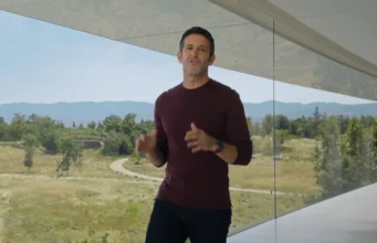 Tim Cook říká, že se do Ternusova řízení Applu nevměšuje John Ternus v areálu Apple Parku během keynote