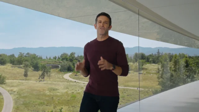 John Ternus v areálu Apple Parku během keynote