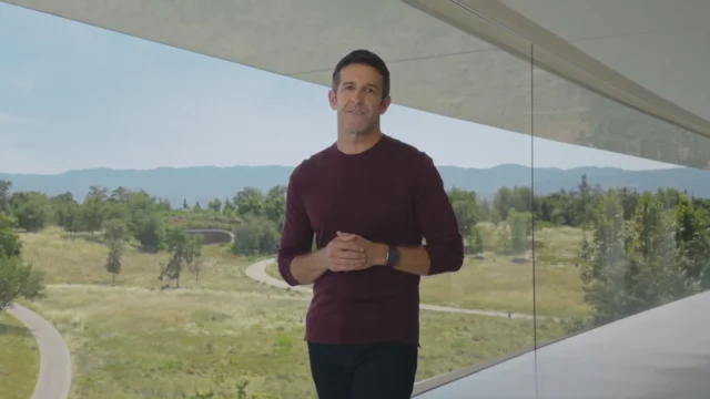 John Ternus při úvodu keynote Apple 9. září 2026 v Apple Parku