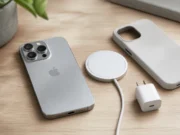 Nabíječky a pouzdra pro iPhone 18 Pro: co koupit a za kolik v Česku iPhone 18 Pro s MagSafe nabíječkou, ochranným pouzdrem a USB-C adaptérem na stole