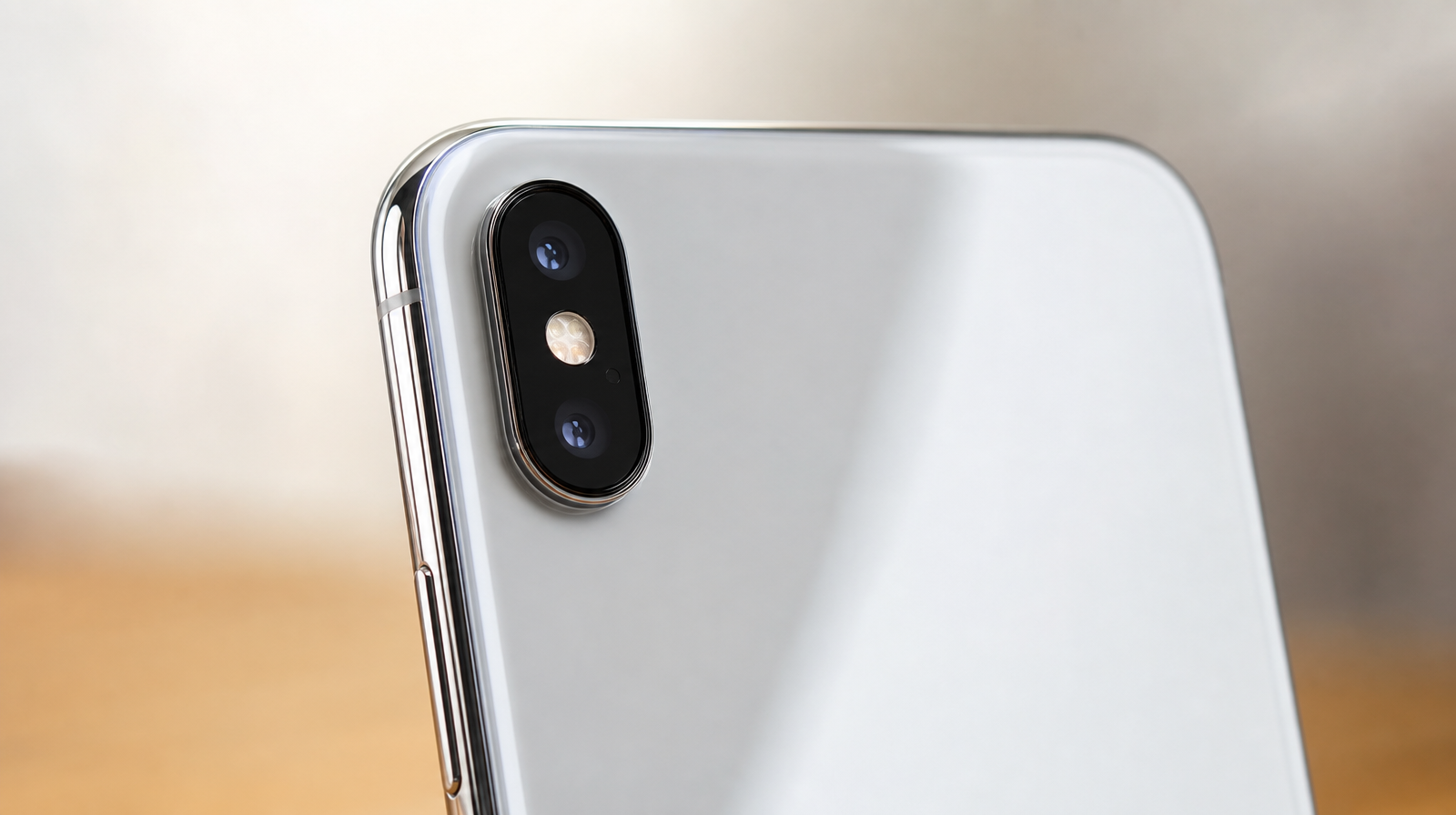 Detail svislého dvojitého fotoaparátu na zadní straně iPhonu X