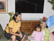 Sonos Beam Ultra a Ace Ultra míří do prodeje, v Česku od 29. září Bílý soundbar Sonos Beam Ultra na dřevěné komodě pod televizorem v obývacím pokoji