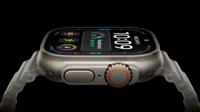 Apple Watch Ultra 4 z boku s korunkou a akčním tlačítkem Apple Watch Ultra 4 z boku s korunkou a akčním tlačítkem