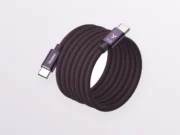 Nový iPhone stál desítky tisíc. Kabel vedle něj nemusí vypadat jako nouzovka Švestkově fialový magnetický kabel Yenkee Magnetic 03 s konektory USB-C stočený do kotouče
