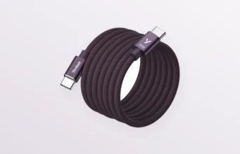 Nový iPhone stál desítky tisíc. Kabel vedle něj nemusí vypadat jako nouzovka Švestkově fialový magnetický kabel Yenkee Magnetic 03 s konektory USB-C stočený do kotouče