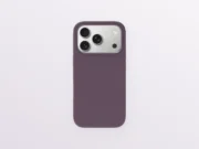 Máte doma nový iPhone 18 Pro? Těchto 5 věcí vyřešte první den Švestkový silikonový kryt Yenkee MagSilic nasazený na iPhonu 18 Pro, pohled zezadu