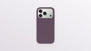 Švestkový silikonový kryt Yenkee MagSilic nasazený na iPhonu 18 Pro, pohled zezadu