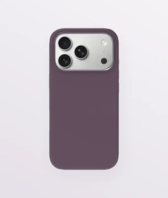 Máte doma nový iPhone 18 Pro? Těchto 5 věcí vyřešte první den Švestkový silikonový kryt Yenkee MagSilic nasazený na iPhonu 18 Pro, pohled zezadu