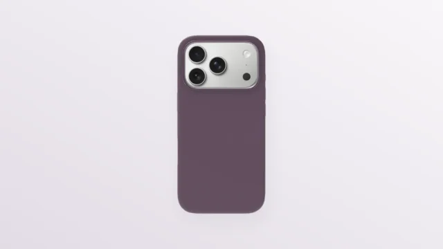Švestkový silikonový kryt Yenkee MagSilic nasazený na iPhonu 18 Pro, pohled zezadu