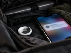 Elevation Lab stáhl tlumič AirTagu: jak poznat, že vás někdo sleduje AirTag ukrytý v batohu vedle iPhonu s upozorněním na sledování