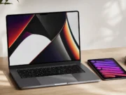 Apple prý 27. října ukáže dotykový MacBook Pro a dražší iPad mini s OLED MacBook Pro a iPad mini na pracovním stole