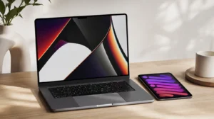 MacBook Pro a iPad mini na pracovním stole