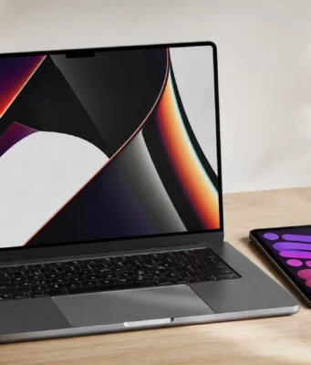 Apple prý 27. října ukáže dotykový MacBook Pro a dražší iPad mini s OLED MacBook Pro a iPad mini na pracovním stole