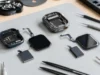 Apple Watch Series 12 jdou podle iFixitu opravit o kousek snáz než dřív Rozebrané Apple Watch s odděleným displejem a baterií vedle pouzdra hodinek