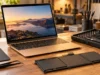 Apple zařadil 12palcový MacBook mezi zastaralé: co to znamená pro opravy 12palcový MacBook na servisním stole vedle nářadí a vyjmuté baterie