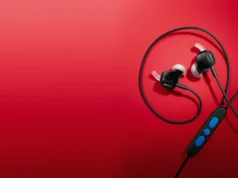Bose vrací drátová sluchátka: s USB-C a potlačením hluku bez baterie Černá drátová sluchátka Bose s kabelem a ovladačem s modrými tlačítky na červeném pozadí
