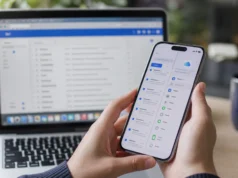 Apple potichu zvýšil limity iCloud Mailu: 9 aliasů a 10 adres na doménu iPhone s aplikací Mail a nastavením iCloud Mailu vedle notebooku
