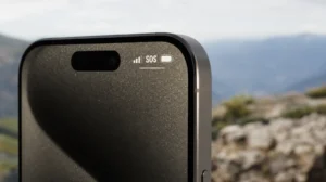 iPhone 18 Pro Max se symbolem SOS ve stavovém řádku místo signálu mobilní sítě
