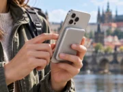 Jak vybrat MagSafe a Qi2 powerbanku pro iPhone a na co se při tom dívat iPhone s magnetickou powerbankou přichycenou na zadní straně