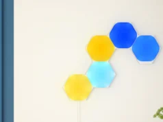 Světla Nanoleaf podporují HomeView: v Česku je dál ovládá Domácnost Pět rozsvícených šestiúhelníkových panelů Nanoleaf Shapes ve žluté a modré barvě na světlé stěně nad jídelním stolem