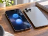 Jak přenést data na nový iPhone: Rychlý start, iCloud, kabel i eSIM Dva iPhony vedle sebe na stole během přenosu dat
