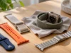 Jak vybrat správný řemínek na Apple Watch a jak ho vyměnit Barevné řemínky k Apple Watch rozložené na stole vedle hodinek