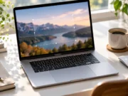 Jak udělat screenshot na Macu: zkratky, výřez okna i záznam obrazovky Notebook na pracovním stole s výběrovým rámečkem přes část obrazovky
