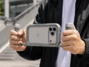 ProRig pro iPhone vznikal podle ShiftCamu se zpětnou vazbou Applu iPhone v rámu ShiftCam ProRig se dvěma šedými rukojeťmi v rukou natáčejícího člověka