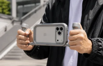 ProRig pro iPhone vznikal podle ShiftCamu se zpětnou vazbou Applu iPhone v rámu ShiftCam ProRig se dvěma šedými rukojeťmi v rukou natáčejícího člověka