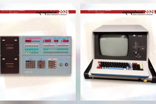 Výstava v Košicích ukazuje, jaké počítače vznikaly na Slovensku Ovládací panel mikropočítače MPA-80 a videoterminál SM 50/50 vedle sebe s nápisem extrapolácie 2026