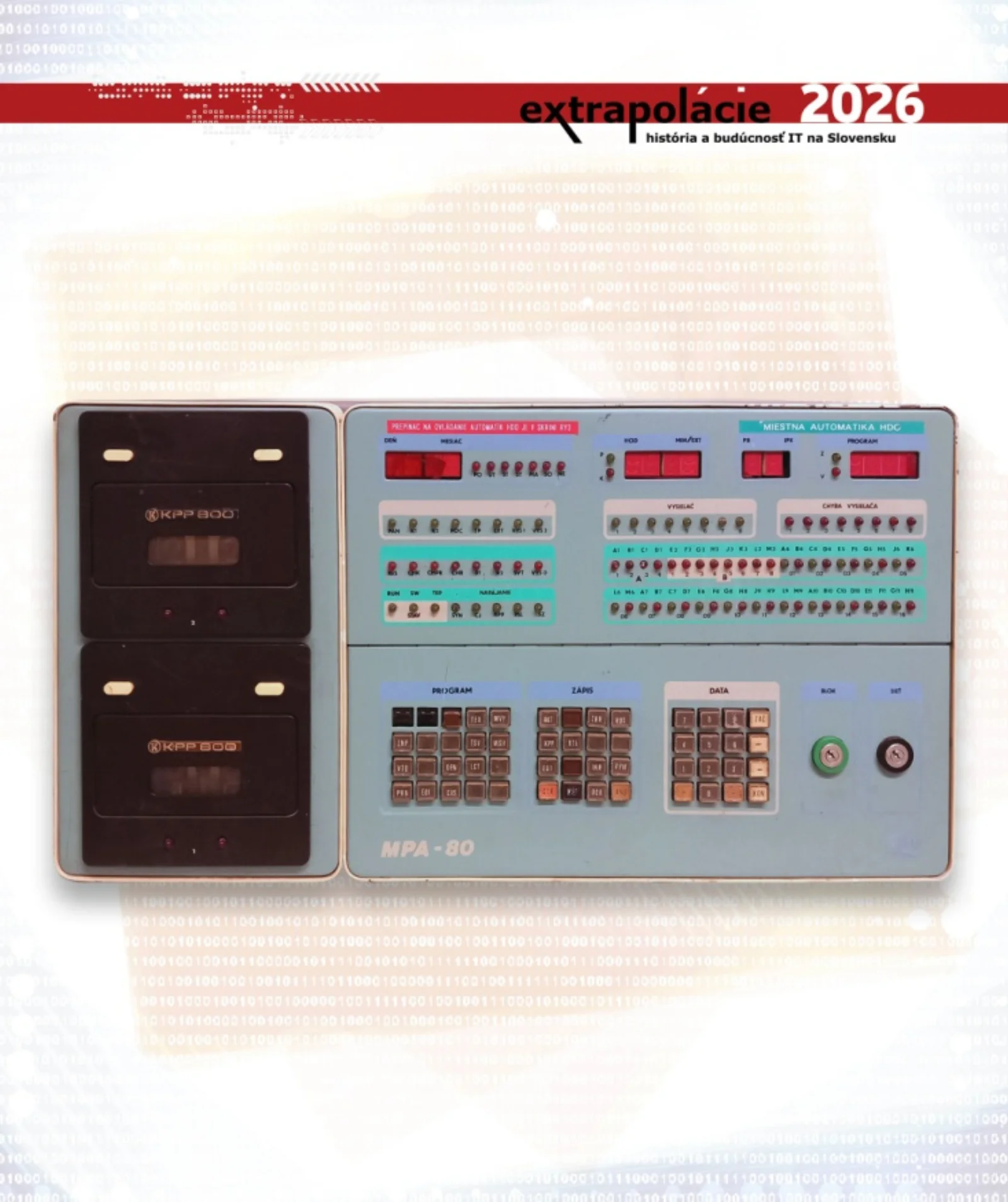Ovládací panel mikropočítače MPA-80 s kazetovými mechanikami, kontrolkami a tlačítky, nahoře pruh s nápisem extrapolácie 2026