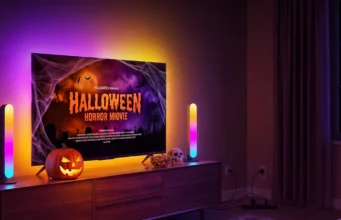 Světelné lišty SwitchBot se do Apple Home připojí přes Matter bez hubu Dvě barevné světelné lišty SwitchBot po stranách televize na komodě v potemnělém obýváku