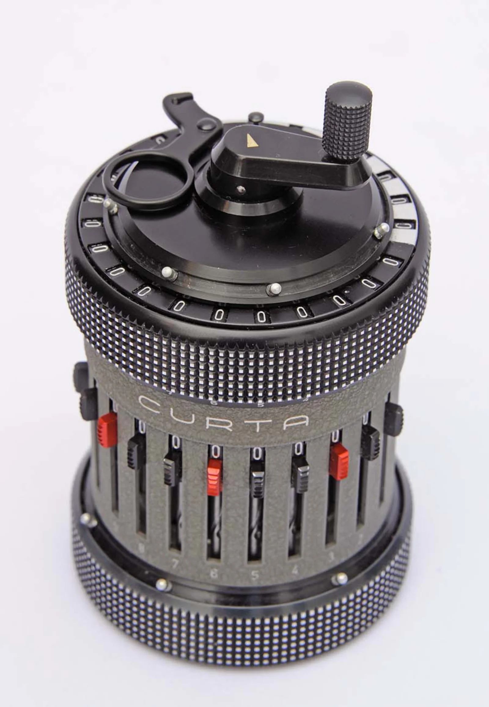 Válcový mechanický kalkulátor CURTA model 1 s klikou nahoře a posuvnými voliči na boku