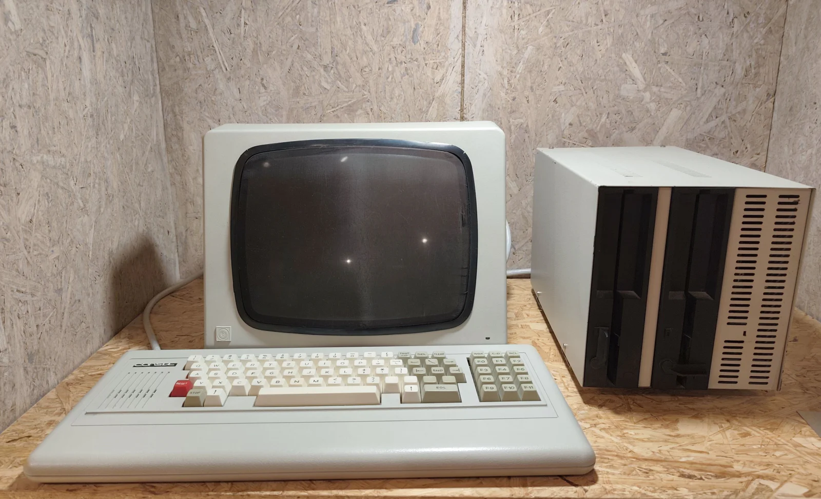 Mikropočítač Consul 2717 s klávesnicí, monitorem a skříní s disketovými mechanikami