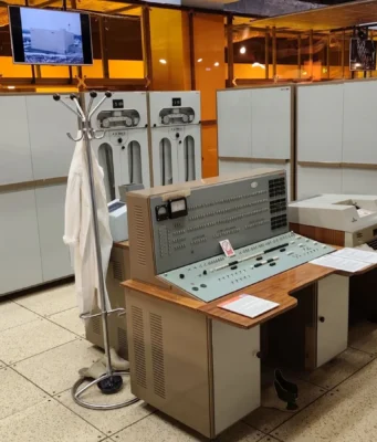 V brněnském muzeu uvidíte Apple II i výstavu o kyberbezpečnosti Sálový počítač MINSK 22 s ovládacím pultem a řadou světlých skříní v expozici Technického muzea v Brně